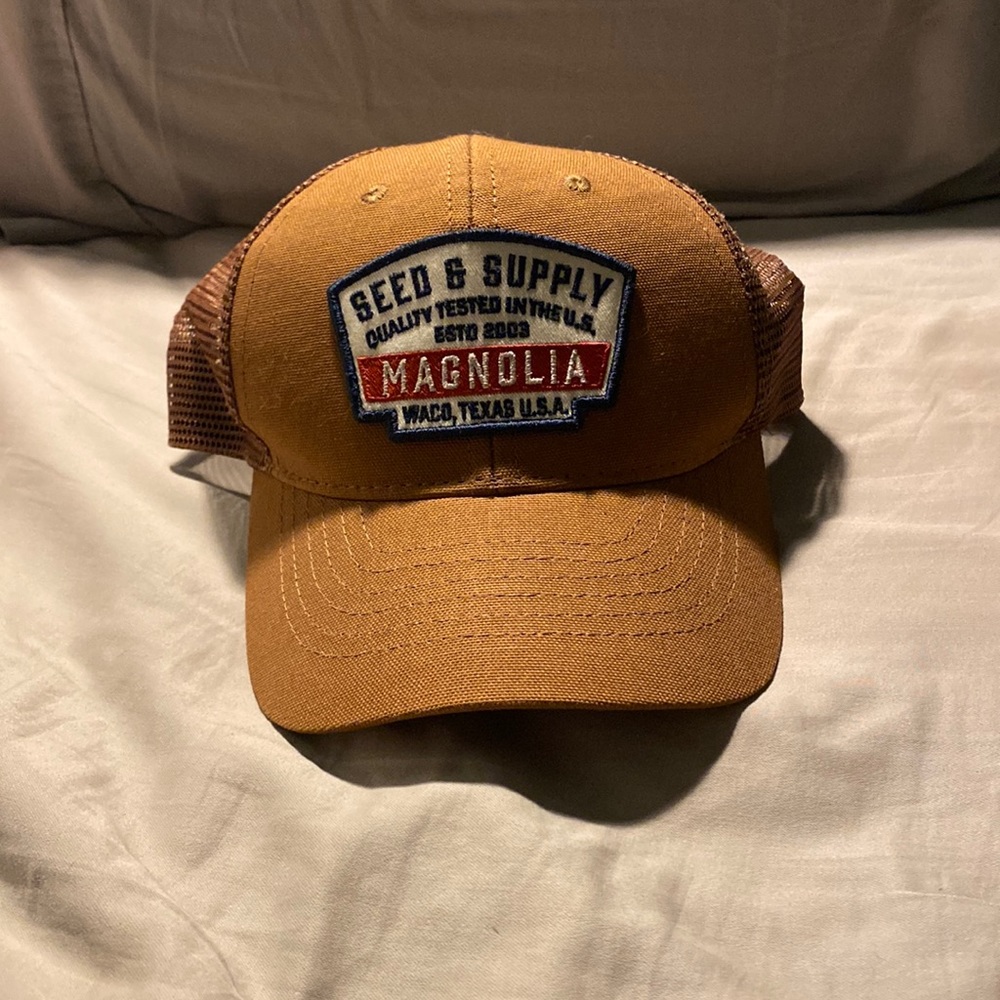 Brown magnolia hat
